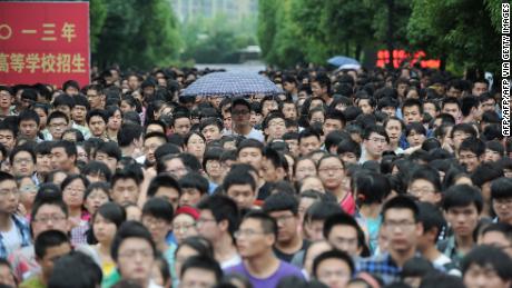 Studenții ies din curtea școlii după ce au terminat primul subiect al examenului de admitere la universitate din 2013 în Hefei, în provincia Anhui din nordul Chinei.