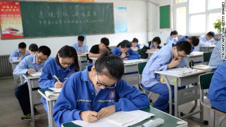 Studenții susțin un examen de admitere batjocor în Handan, provincia Hebei din nordul Chinei, 6 iunie 2017. 