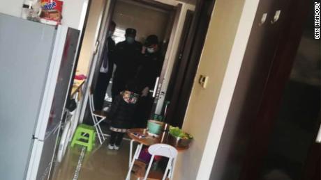 Poliția vine la domiciliul unui african rezident din Beijing.
