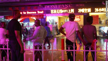 Africii stau în fața hotelului Don Franc din Guangzhou, înainte de criza coronavirusului.