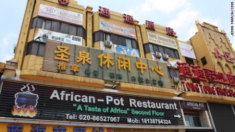 Un restaurant african din zona San Yuan Li din Guangzhou, lângă locul în care cinci nigerieni au testat pozitiv virusul.