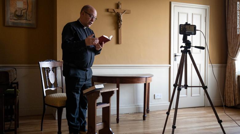 サウスワーク大聖堂の牧師であるアンドリューナン牧師は、2020年4月10日にイギリスのロンドンでライブビデオ放送を介して聖金曜日の朝の祈りを届けます。 