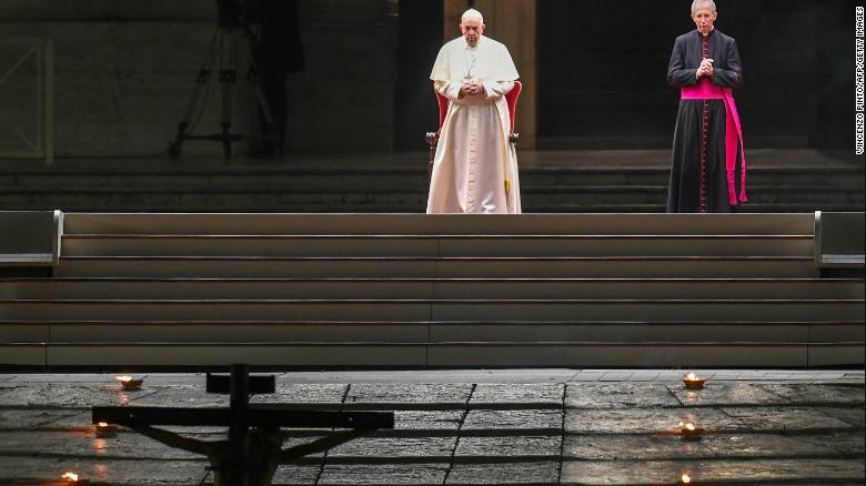 教皇フランシスは、2020年4月10日にバチカンのサンピエトロ広場で聖金曜日の十字架の道（十字架経由）を主宰します。
