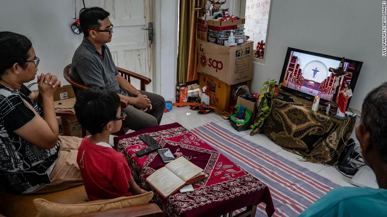 家族は、2020年4月10日、インドネシアのジョグジャカルタで行われるインターネットのライブストリーミングを通じて、聖金曜日の礼拝中に自宅から祈りに参加します。 