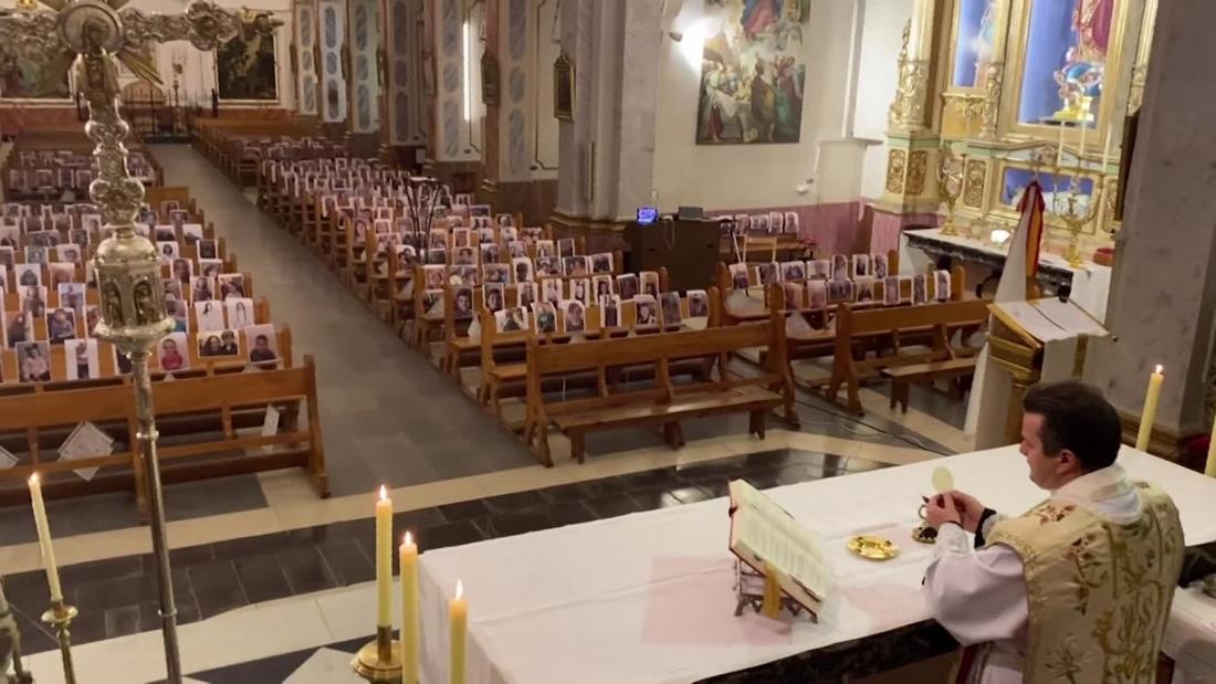 Sacerdote pega fotos de feligreses en las bancas de la iglesia - CNN Video