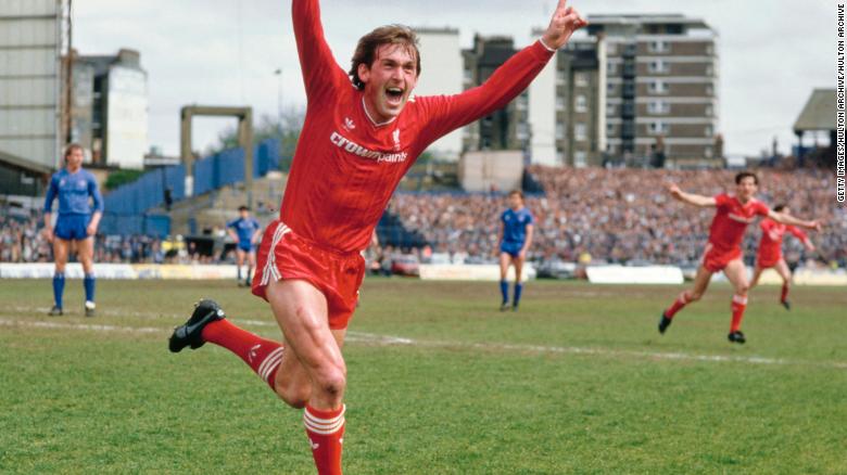 ในฐานะผู้จัดการทีมลิเวอร์พูล Kenny Dalglish ฉลองหลังจากทำประตูชนะซึ่งทำให้ Liverpool เป็นดิวิชั่น 1 ในฤดูกาล 1985/86 หลังจากเอาชนะ Chelsea 1-0 ที่ Stamford Bridge