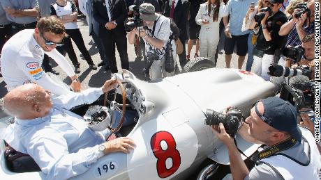 Stirling Moss and 2009 F1 world champion Jenson Button were the centre of media attention at the Goodwood Festival in 2015. 
