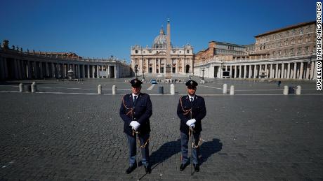 Des policiers montent la garde sur la place Saint-Pierre au Vatican alors que le pape François tient sa messe du dimanche de Pâques sans audience publique.