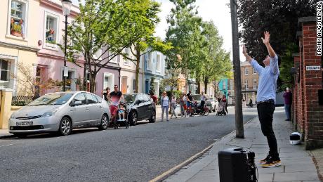 Vicar Pat Allerton realiza um serviço de Páscoa ao ar livre na Portobello Road, em Londres.