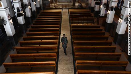 Un membre de l'armée sri-lankaise marche à l'intérieur de l'église St. Anthonyapos;s vide à Colombo, au Sri Lanka. Dimanche a marqué le premier anniversaire des attentats à la bombe du dimanche de Pâques 2019 dans cette ville.