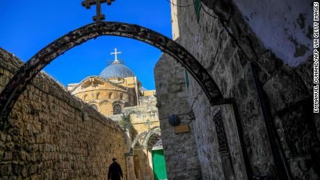 Een monnik loopt bij de Kerk van het Heilig Graf voor aanvang van een Paaszondagdienst in Jeruzalem.