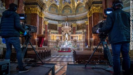 El jefe de la Iglesia católica húngara, el cardenal Peter Erdo, dirige la misa en la basílica de San Esteban, vacía, en Budapest.