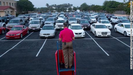 Pastor Brian Hill leitet einen Drive-In Ostergottesdienst auf dem Parkplatz der First Baptist Church in Corpus Christi, Texas.