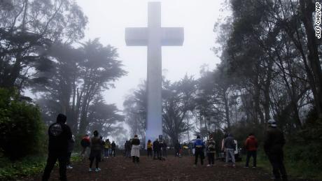 Des personnes se rassemblent devant la croix du Mont Davidson à San Francisco.