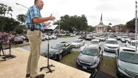 Pastor Cliff Lea prega durante um serviço de drive-in na Primeira Igreja Baptista de Leesburg, Florida.