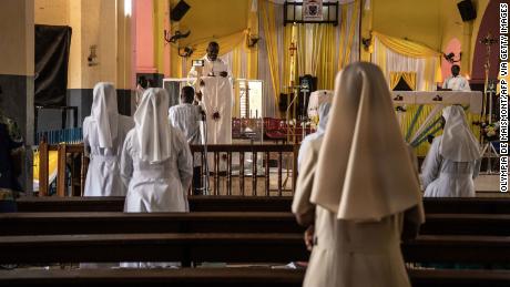 As freiras assistem à missa, que é transmitida em directo nos meios de comunicação social, na Catedral da Imaculada Conceição em Ouagadougou, Burkina Faso.