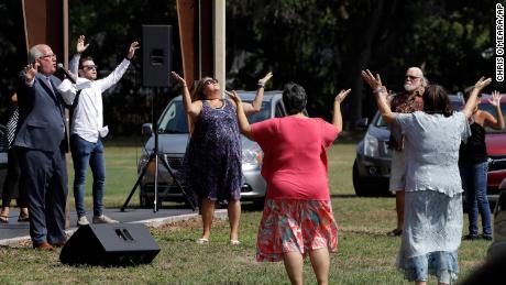 Le pasteur Bill Bailey, à gauche, prie avec une partie de sa congrégation pendant un service à l'église Happy Gospel Center à Bradenton, en Floride.