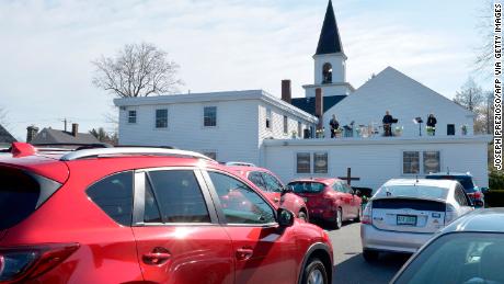 Parochianen wonen een drive-in dienst bij in de First Baptist Church in Plaistow, New Hampshire.