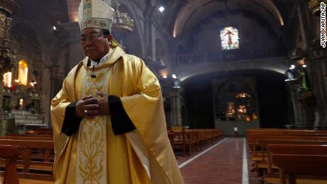 Monsenhor Aurelio Pesoa lidera a missa da Páscoa na Basílica de São Francisco em La Paz, Bolívia.