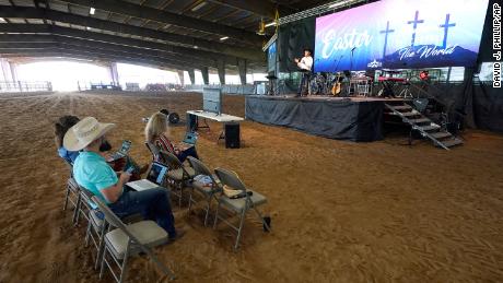 Le pasteur Randy Weaver de l'église Cowboy de Lone Start dirige un service de Pâques en livestream à Montgomery, au Texas.