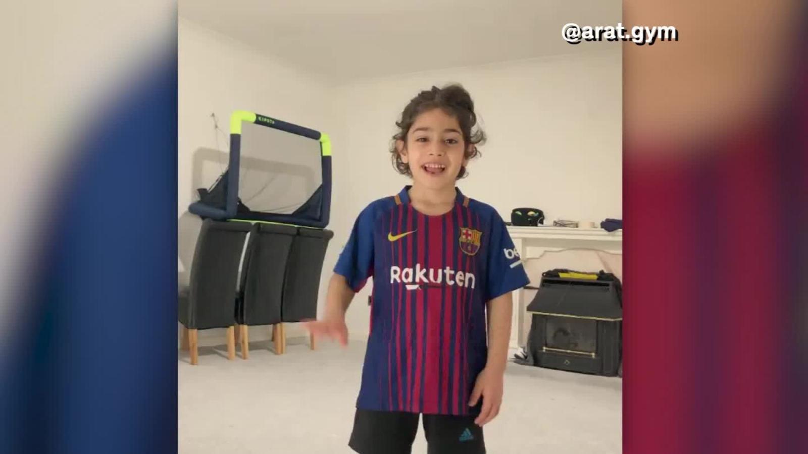 El talento de un niño se roba la admiración de Messi - CNN Video