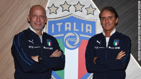 Gianluca Vialli (left) currently assists the Italian national team alongside former teammate and head coach Roberto Mancini.