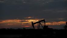 Soarele apune în spatele unei ieșiri de pompe inactive în apropierea orașului Karnes, Texas, miercuri 8 aprilie 2020. Cererea de petrol continuă să scadă din cauza noii epidemii de coronavirus. (Foto AP / Eric Gay)