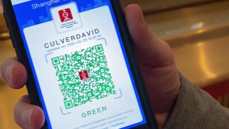 CNN International特派員のDavid Culverが上海で健康QRコードを公開しました。 緑のコードは、健康で安全な旅行を意味します。