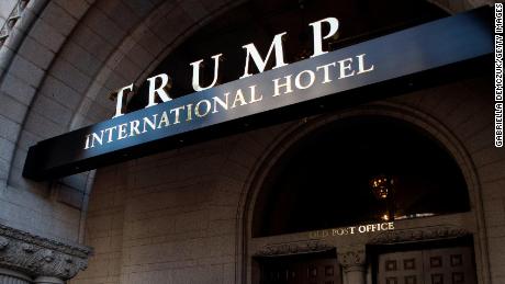 Il comitato della Camera chiede al governo di terminare l'affitto dell'hotel Trump prima che Trump possa venderlo per $ 370 milioni