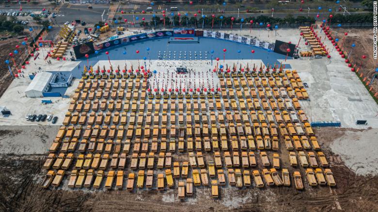 ภาพถ่ายทางอากาศของรถบรรทุกรวมตัวกันในพิธีที่สนามกีฬาใหม่ของ Guangzhou Evergrande