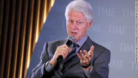 NUEVA YORK, NUEVA YORK - 17 DE OCTUBRE: El ex presidente de los Estados Unidos, Bill Clinton, habla en el escenario durante la Cumbre de Salud TIME 100 en Pier 17 el 17 de octubre de 2019 en la ciudad de Nueva York.