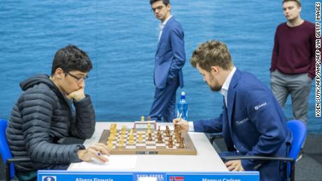 Firouzja (L) împotriva lui Carlsen în etapa a noua a turneului de șah Tata Steel de la Wijk aan Zee, Olanda.