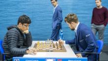 Firouzja (L) împotriva lui Carlsen în etapa a noua a turneului de șah Tata Steel de la Wijk aan Zee, Olanda.