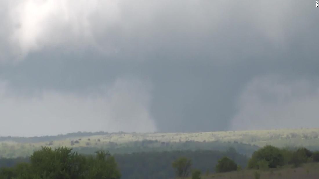 5 killed after tornadoes sweep through Oklahoma and Texas