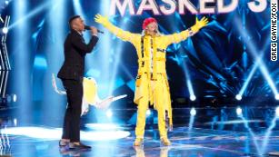 El presentador Nick Cannon revela a Bret Michaels el miércoles como la persona con el disfraz de plátano en `` The Masked Singer ''.