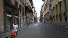 One of Rome&#39;s main shopping streets, Via del Corso, is deserted on March 12.