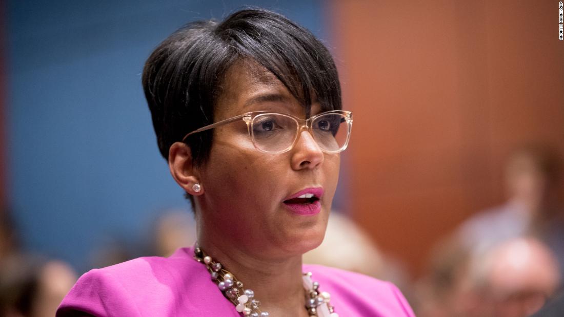 Atlanta mayor says clients should tell manicurists about coronavirus numbers