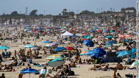 Newport Beach votes to keep beaches open with additional enforcement