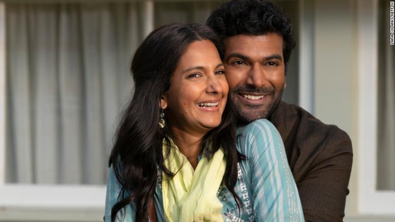 Devi&#39;s parents are played by Poorna Jagannathan as Nalini Vishwakumar and Sendhil Ramamurthy as Mohan Vishwakumar.