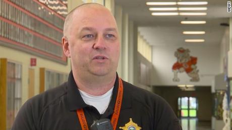 A school resource officer has decided to go to each graduating seniors&#39; home to congratulate them.