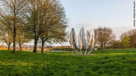 Kindred Spirits, a sculpture in the Irish town of Midletown, commemorates the donation sent to the Irish by the Choctaw people in 1847.