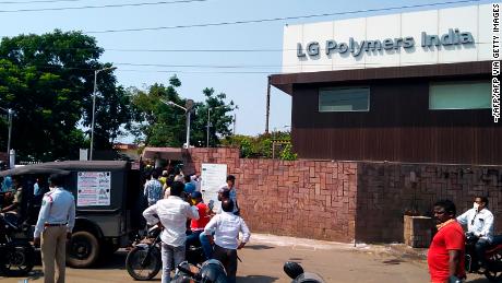 Des policiers montent la garde alors que les gens se rassemblent devant une usine de LG Polymers à la suite d'un incident de fuite de gaz à Visakhapatnam le 7 mai.