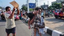 A man carries a fainted young girl (R) to evacuate her following a gas leak incident at an LG Polymers plant in Visakhapatnam on May 7, 2020. - Eleven people were killed and hundreds hospitalised after a pre-dawn gas leak at a chemical plant in eastern India on May 7 that left unconscious victims lying in the streets, authorities said. Fears that the death toll from the incident on the outskirts of the Visakhapatnam, an industrial port city in Andhra Pradesh state, might rise significantly were not borne out however. (Photo by STR / AFP) (Photo by STR/AFP via Getty Images)