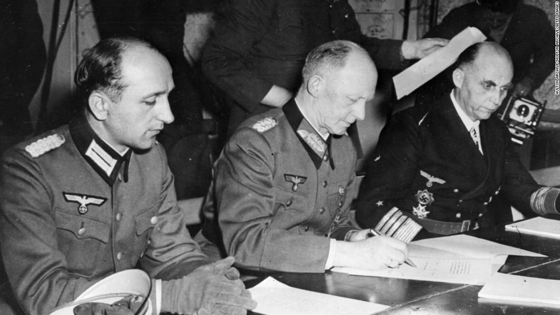 Se cumplen 75 años de la rendición del régimen nazi - CNN Video