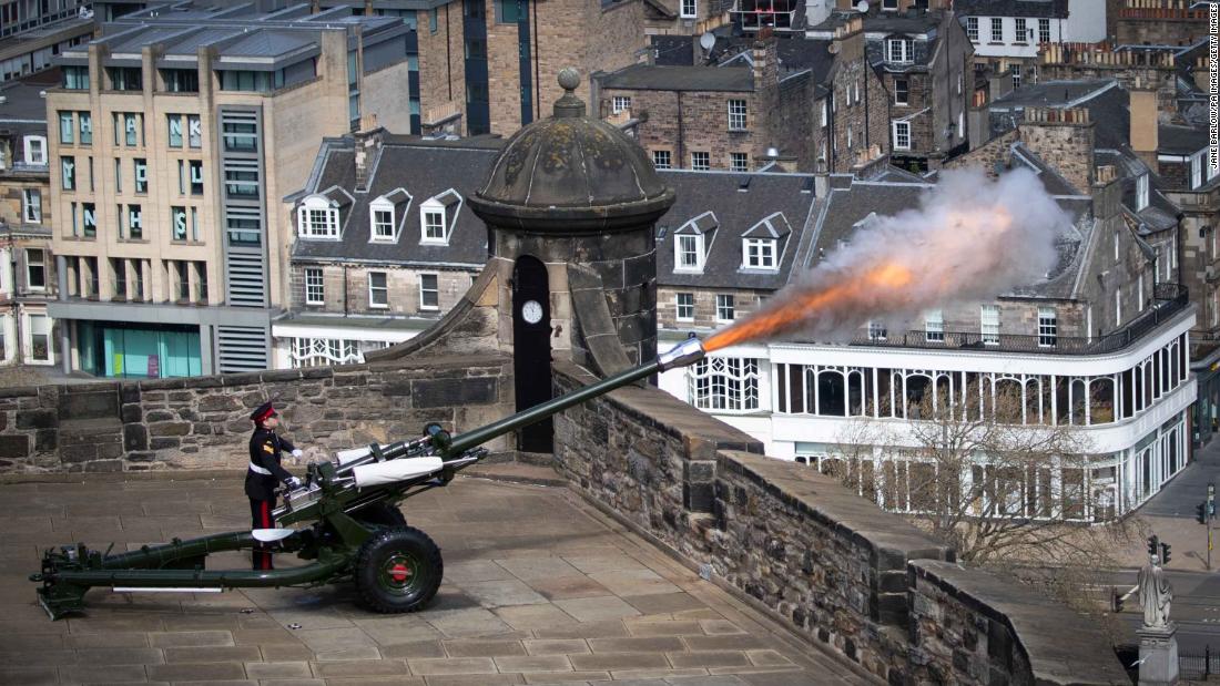 Sgt. David Beveridge fires a gun salute from the ramparts of Scotland&#39;s Edinburgh Castle.