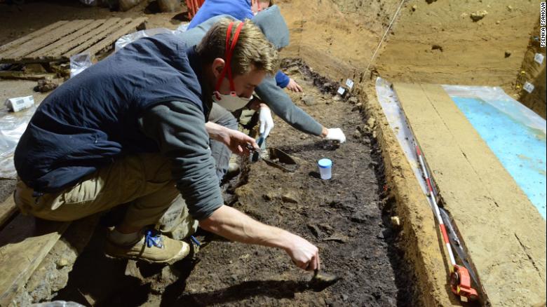Las excavaciones que investigaron la primera capa paleolítica superior I en la cueva Bacho Kiro tuvieron lugar en 2015 en Bulgaria. Se recuperaron huesos del Homo sapiens de esta capa junto con herramientas de piedra, huesos de animales, herramientas de huesos y colgantes.