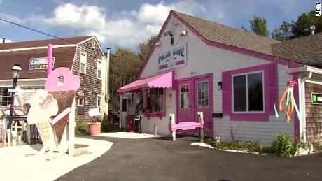 One day after reopening, an ice cream shop was forced to temporarily close because customers didn&#39;t follow social distancing rules