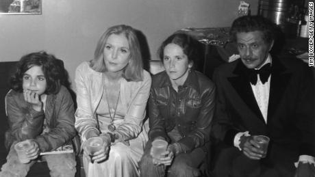 Stiller and Meara sit with their children, Ben and Amy, during a telethon in 1976. Ben und Amy wurden später ebenfalls Schauspieler.