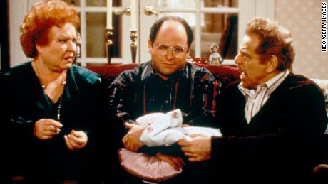 Stiller was a hit on the 90s comedy quot;Seinfeld,quot; playing the curmudgeonly father of George Costanza (played by Jason Alexander, center). Estelle Harris (balra) játszotta a feleségét.