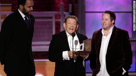 Stiller accepts a Family Television Award on behalf of the show quot;The King of Queensquot; in 2005. Die Serie lief von 1998 bis 2007.